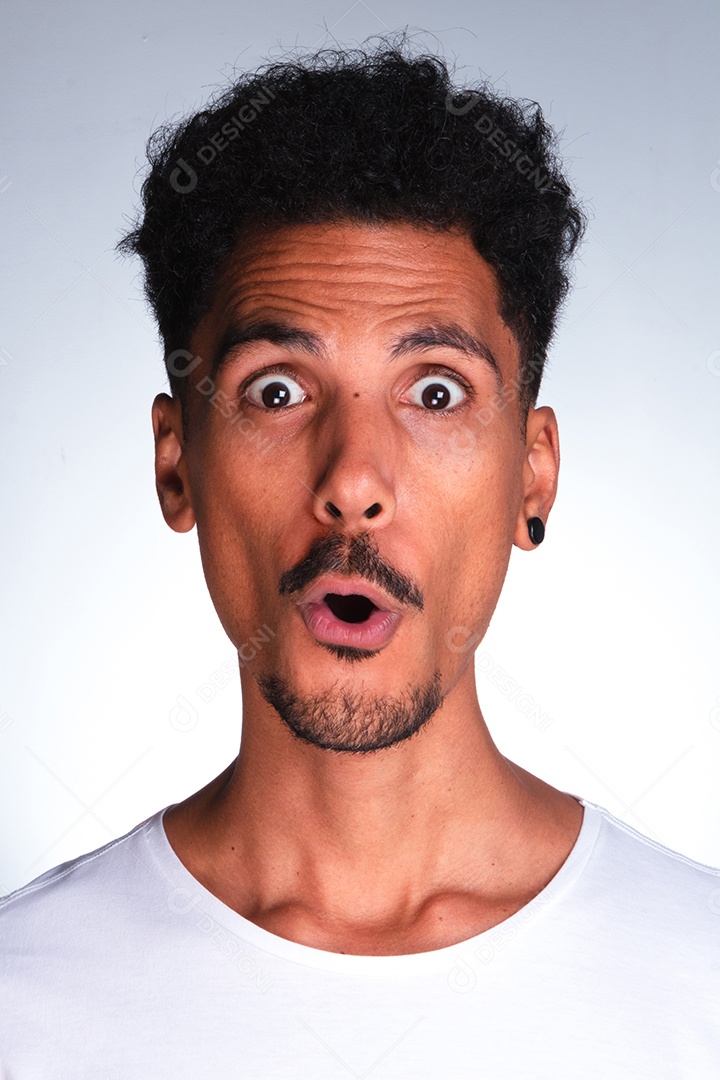 Homem jovem sobre fundo isolado