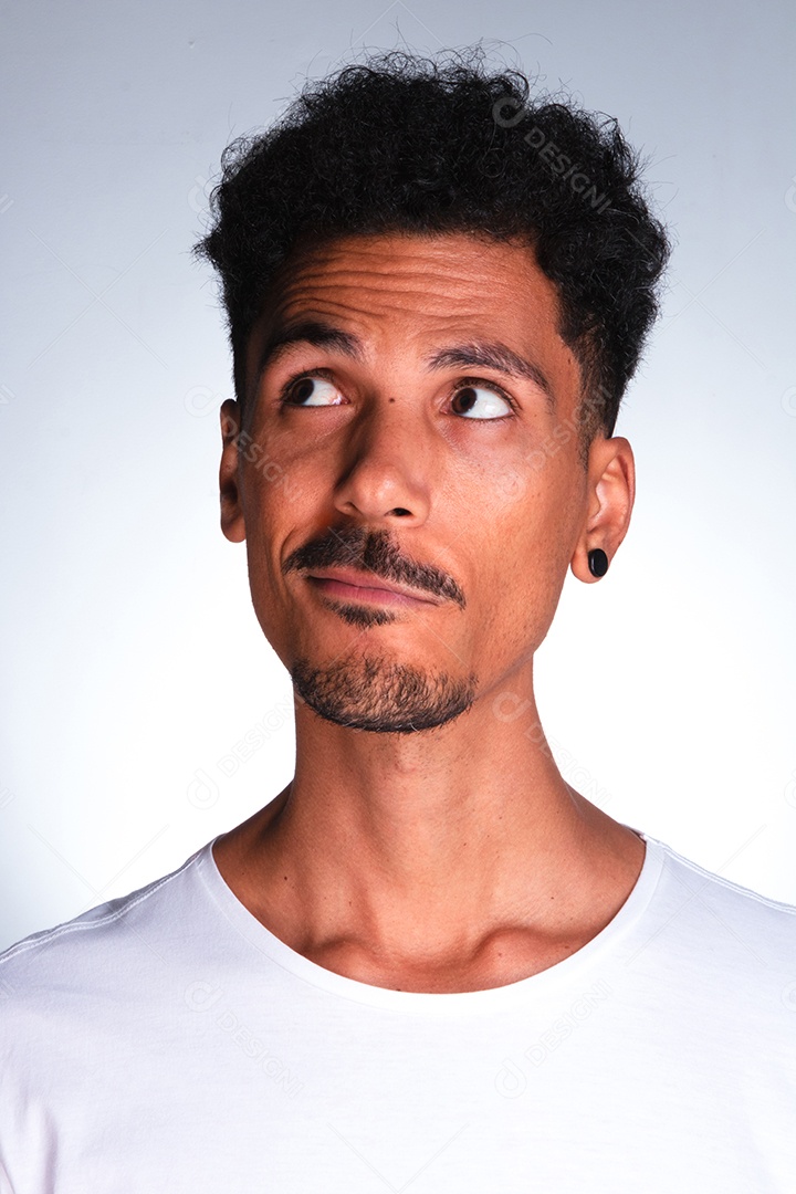 Homem jovem sobre fundo isolado