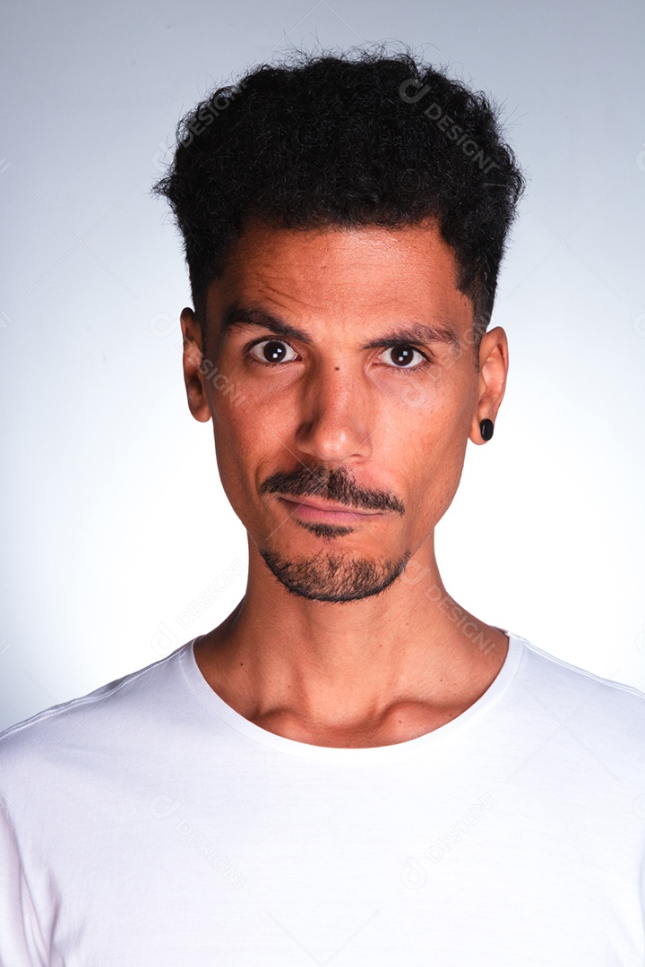 Homem jovem sobre fundo isolado