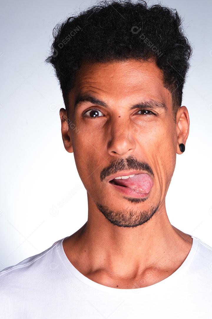 Homem jovem sobre fundo isolado