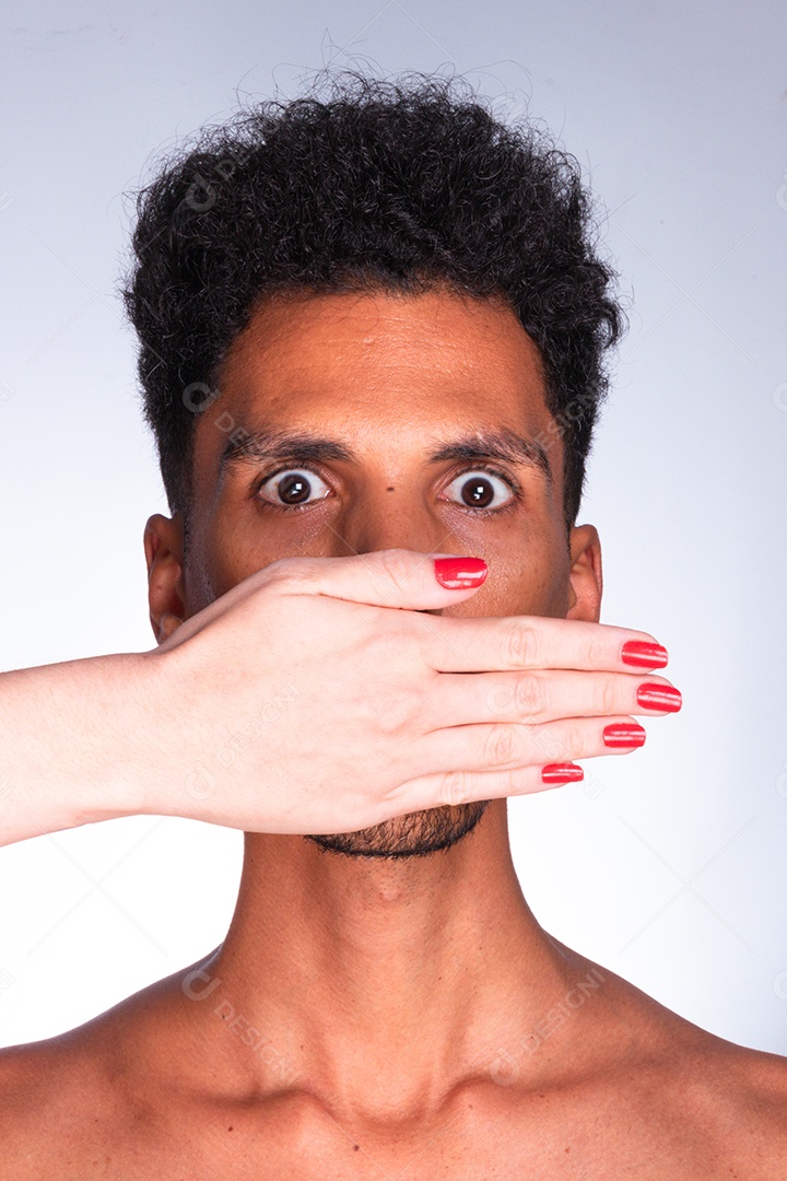 Dia da consciência negra retrato de pessoa afro negra olhando e fazendo expressões