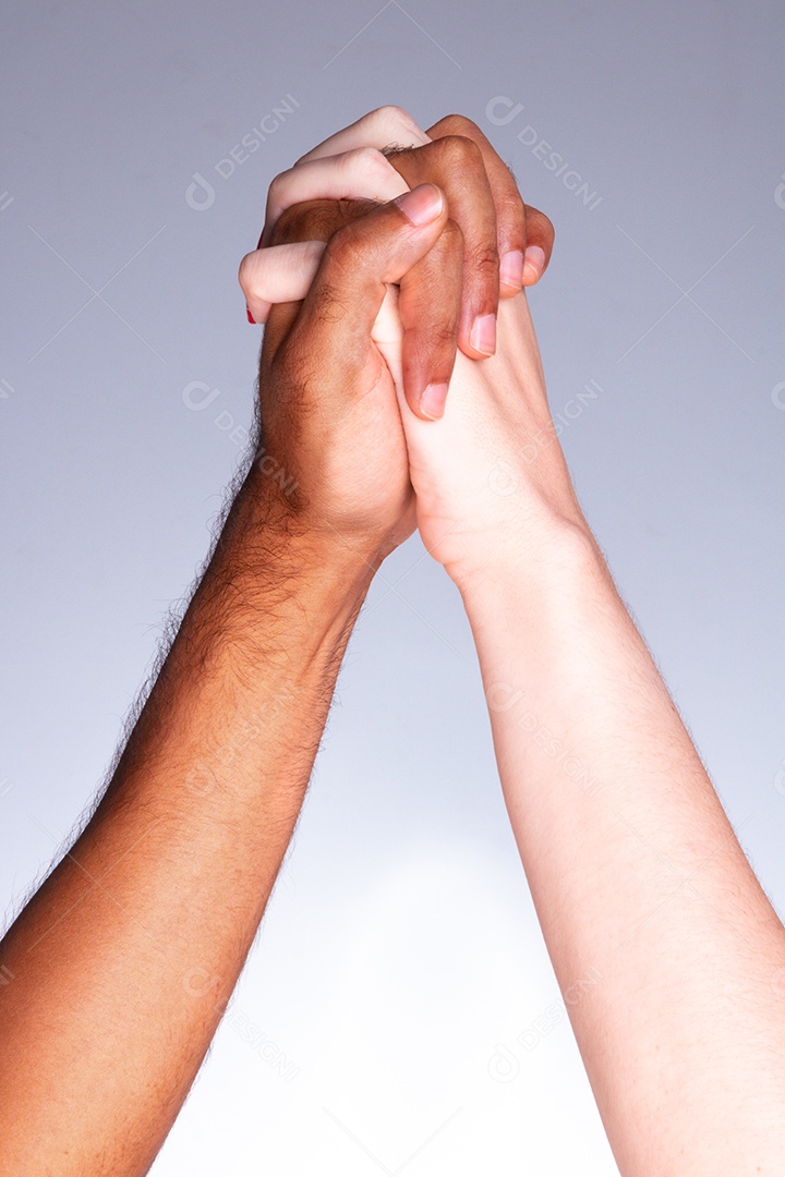 Mãos de pessoas sobre fundo isolado