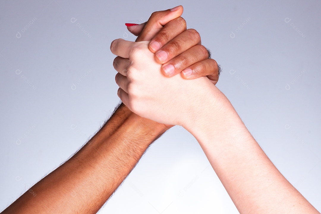 Mãos de pessoas sobre fundo isolado