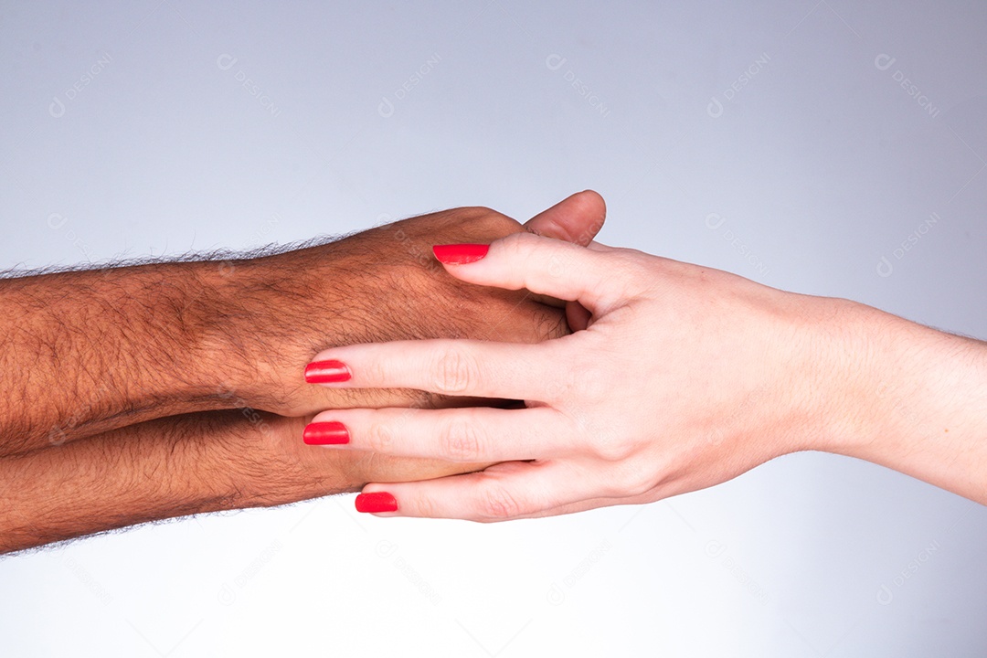 Mãos de pessoas sobre fundo isolado