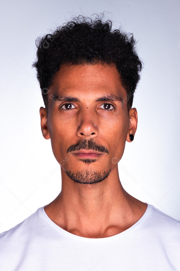 Homem jovem sobre fundo isolado