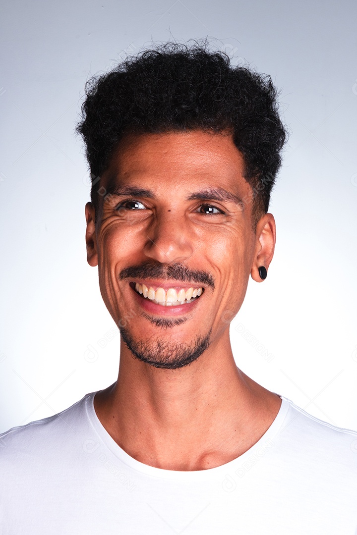 Homem jovem sobre fundo isolado