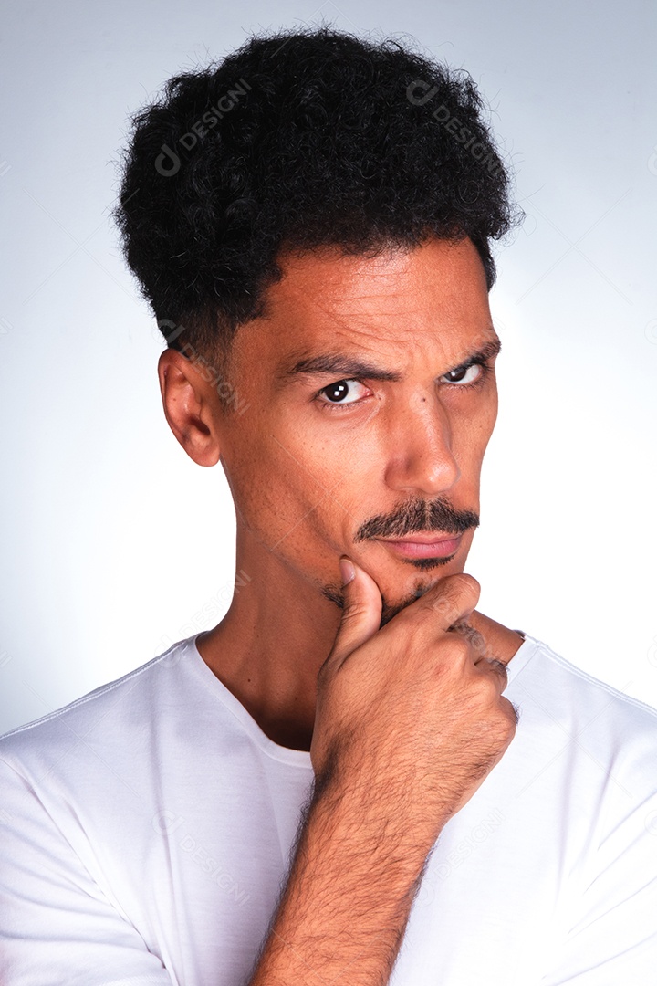 Homem jovem sobre fundo isolado