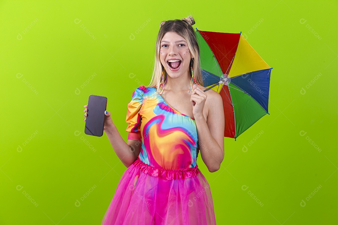 Linda mulher loira fantasiada para o carnaval estilo frevo.