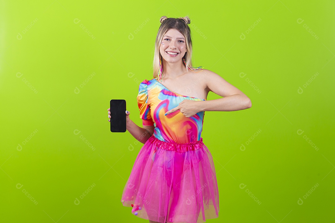 Linda mulher loira fantasiada para o carnaval segurando celular.