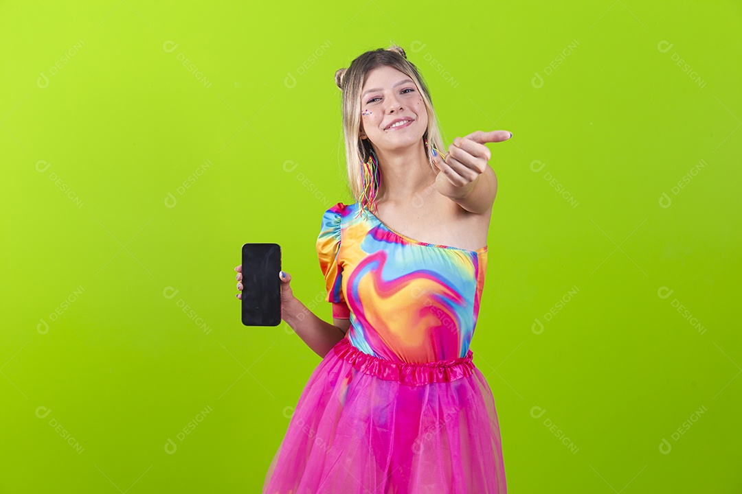 Linda mulher loira fantasiada para o carnaval estilo frevo.