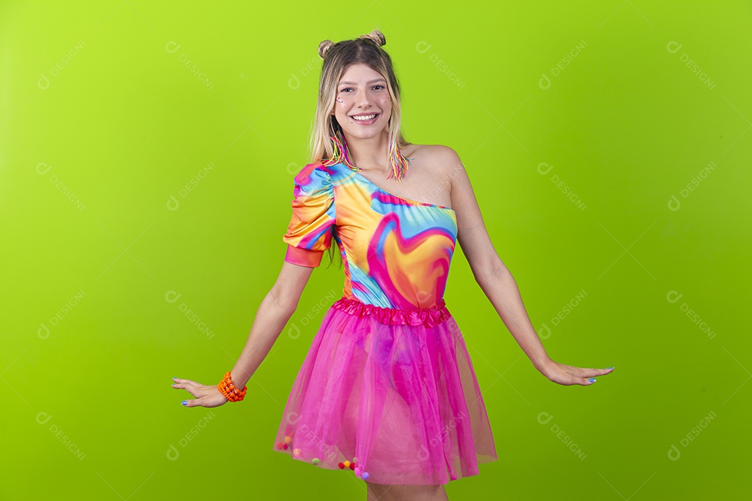 Linda mulher loira fantasiada para o carnaval estilo frevo.