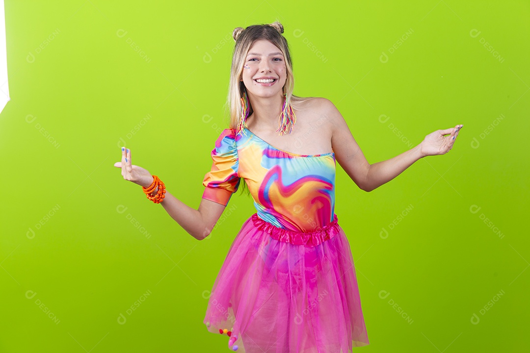 Linda mulher loira fantasiada para o carnaval estilo frevo.