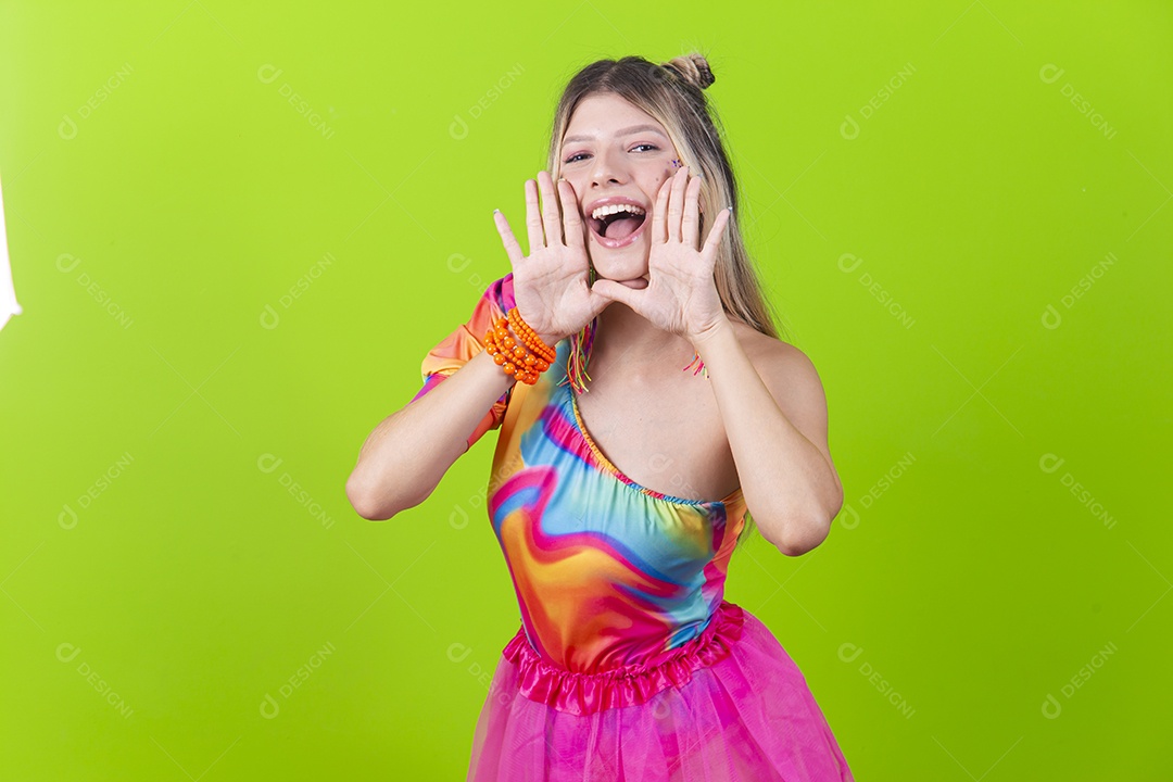 Linda mulher loira fantasiada para o carnaval estilo frevo.