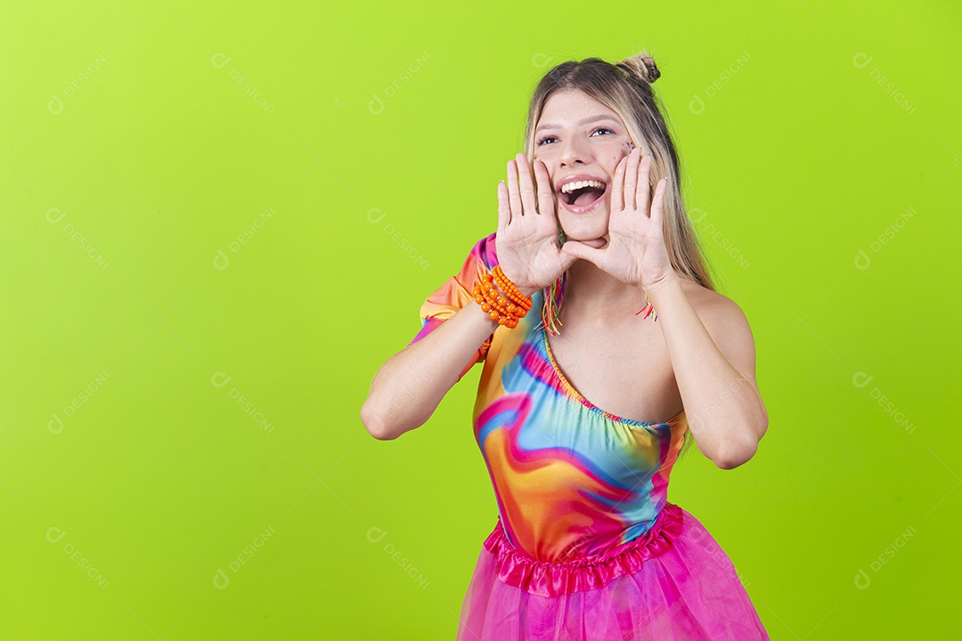 Linda mulher loira fantasiada para o carnaval estilo frevo.