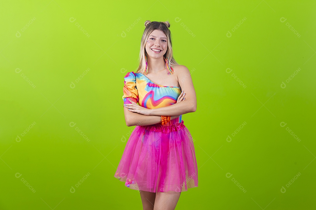 Linda mulher loira fantasiada para o carnaval estilo frevo.