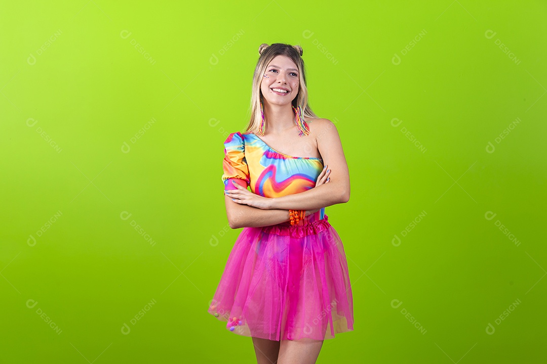 Linda mulher loira fantasiada para o carnaval estilo frevo.