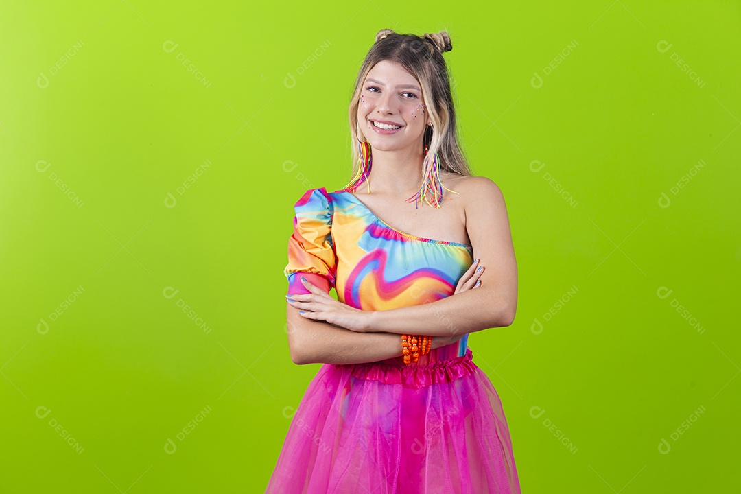 Linda mulher sorridente fantasiada para o carnaval.