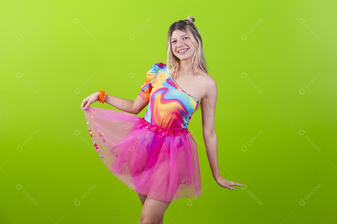 Linda mulher sorridente fantasiada para o carnaval.