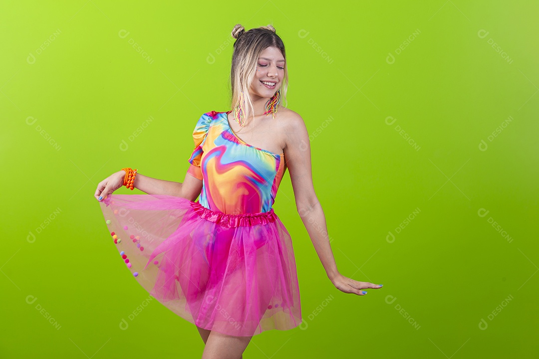 Linda mulher sorridente fantasiada para o carnaval.