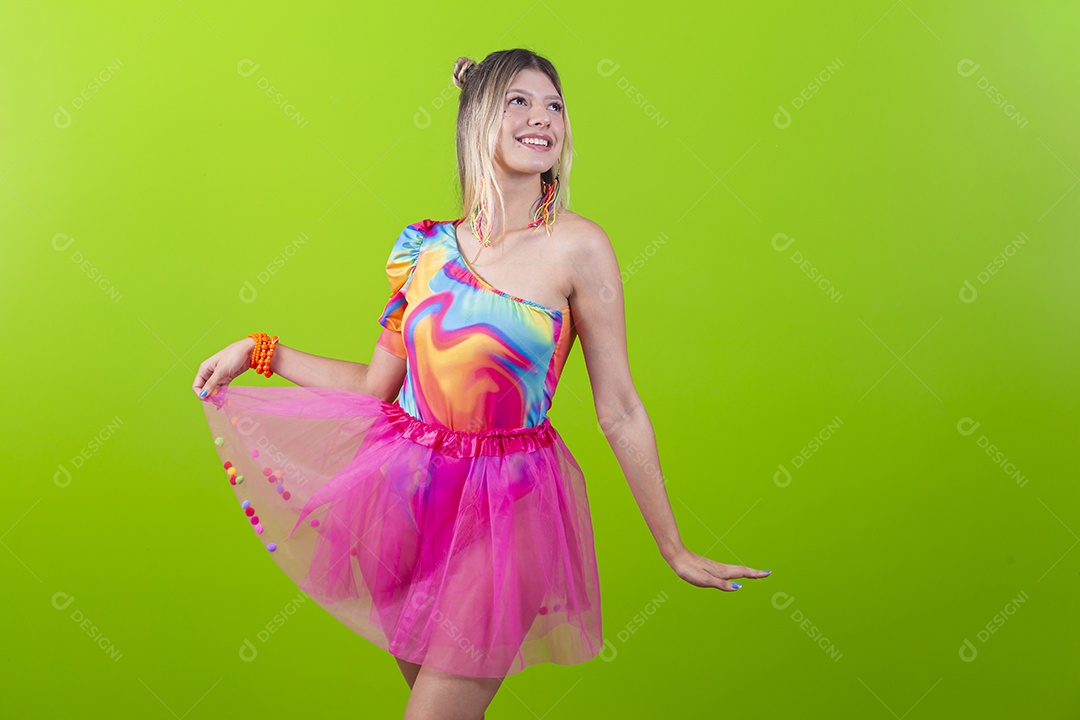 Linda mulher sorridente fantasiada para o carnaval.