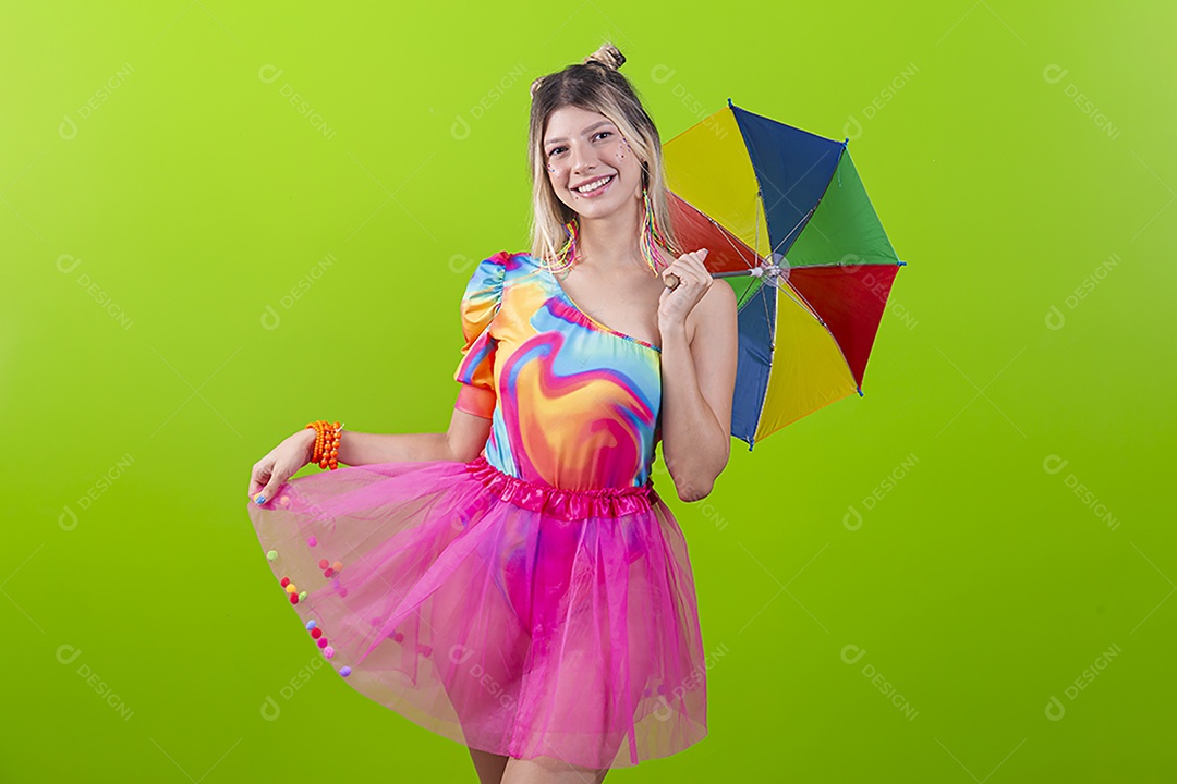 Linda mulher vestida com fantasia de carnaval estilo frevo.