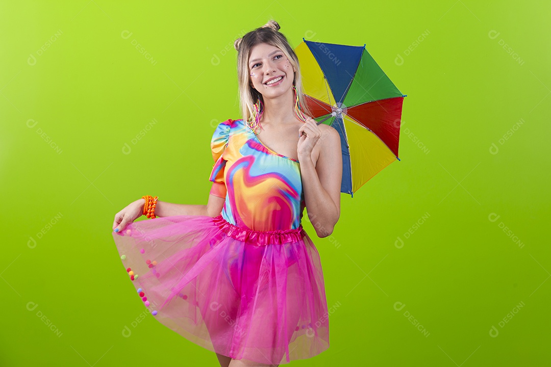 Linda mulher loira fantasiada para o carnaval estilo frevo.