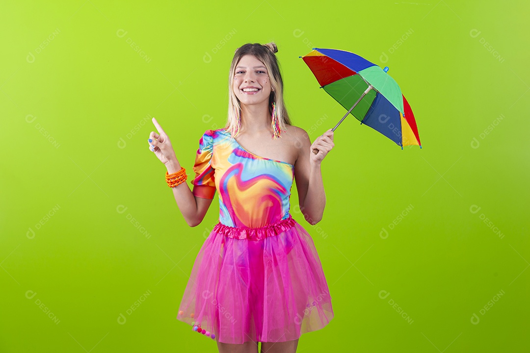 Linda mulher loira fantasiada para o carnaval estilo frevo.