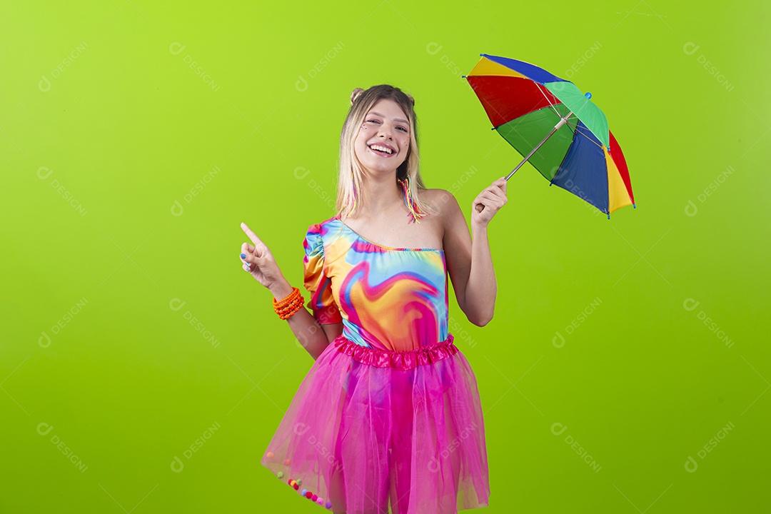 Linda mulher sorridente fantasiada para o carnaval.