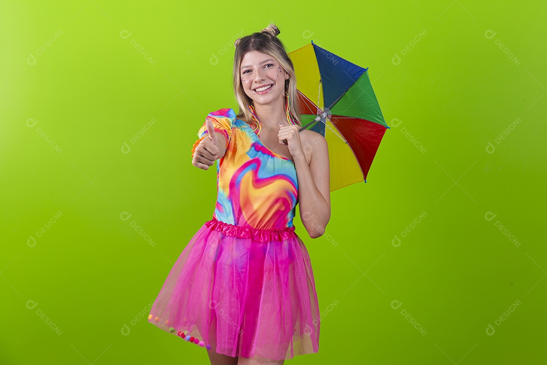 Linda mulher loira fantasiada para o carnaval estilo frevo.