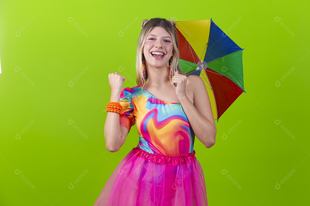 Linda mulher loira fantasiada para o carnaval estilo frevo.