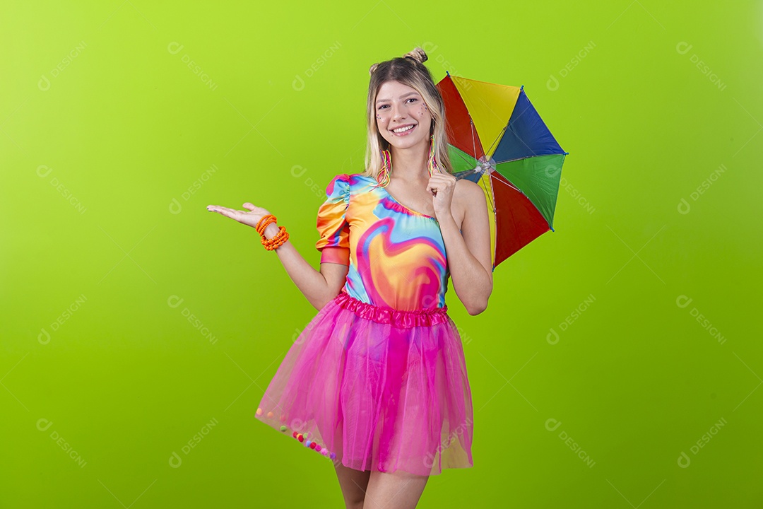 Linda mulher sorridente fantasiada para o carnaval.