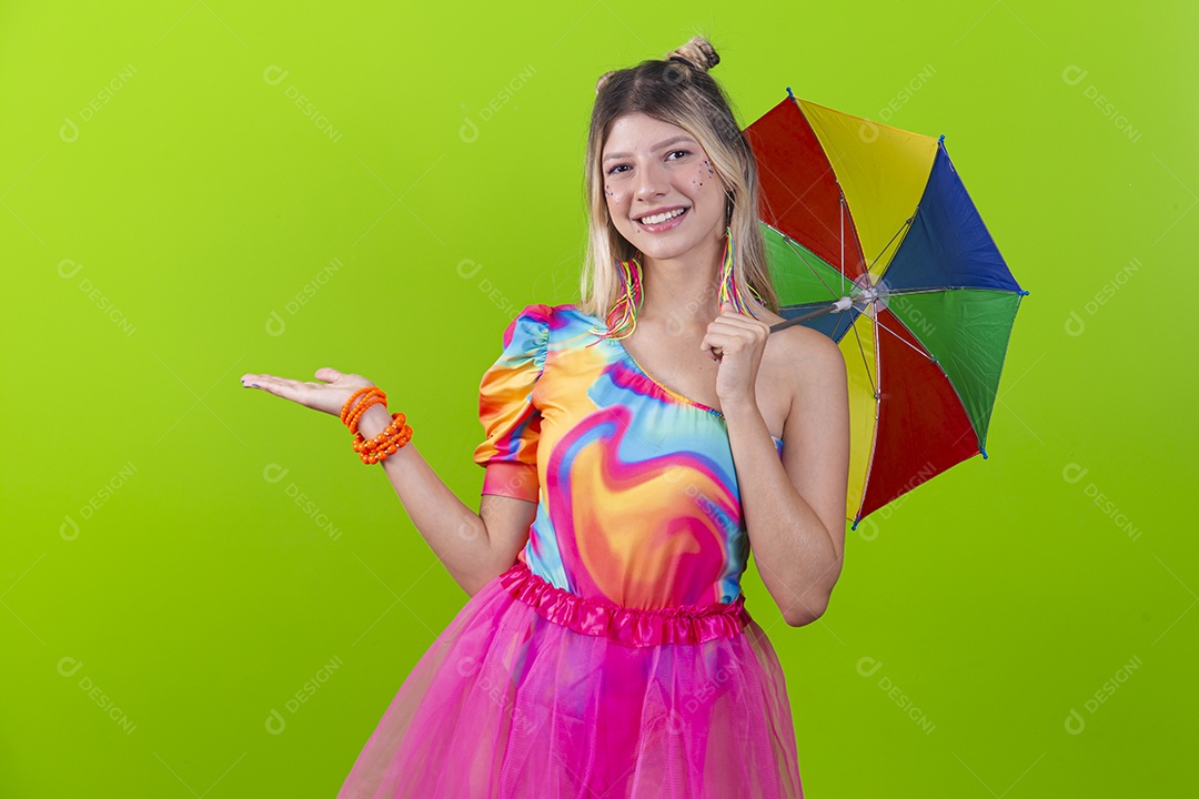 Linda mulher sorridente fantasiada para o carnaval.