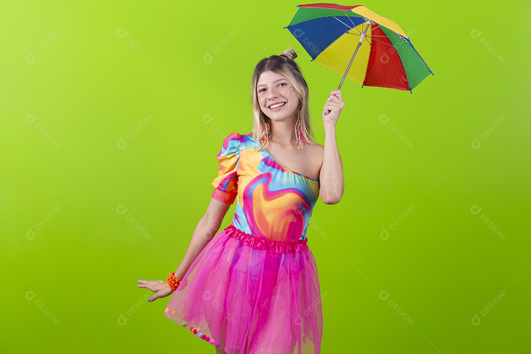 Linda mulher loira fantasiada para o carnaval estilo frevo.