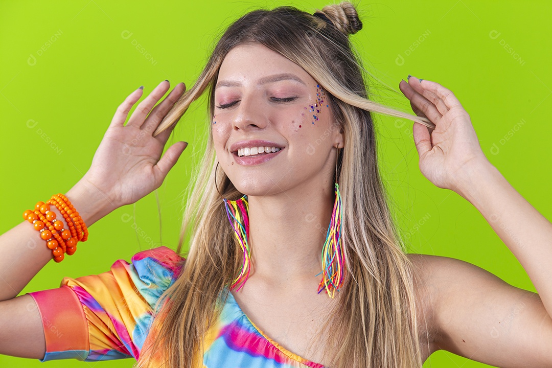 Mulher loira sorridente sobre um fundo isolado verde.