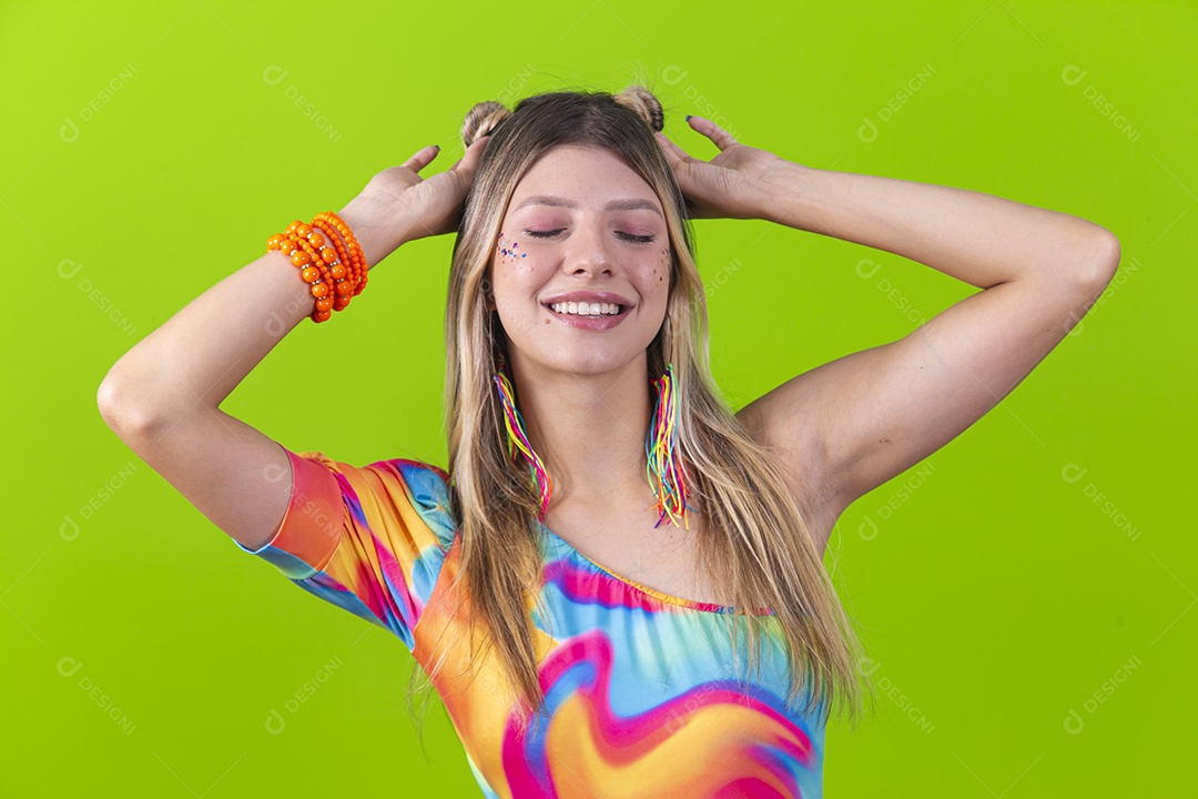 Mulher loira sorridente sobre um fundo isolado verde.