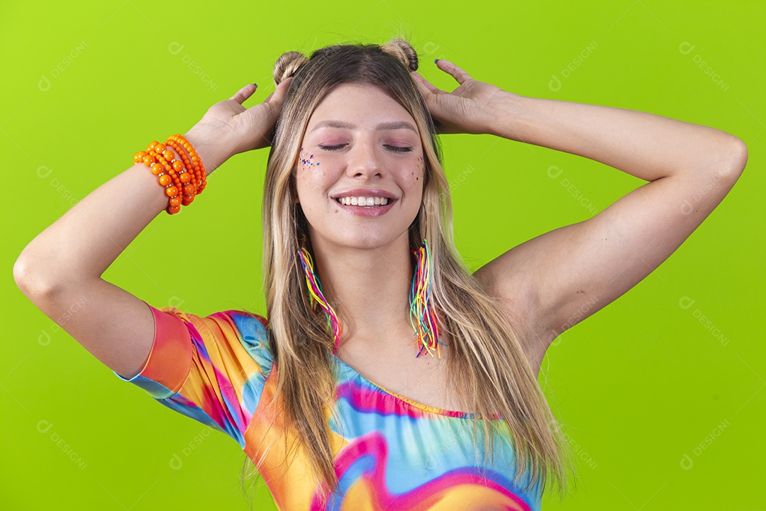 Mulher loira sorridente sobre um fundo isolado verde.