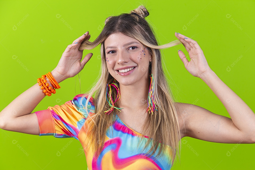 Mulher loira sorridente sobre um fundo isolado verde.