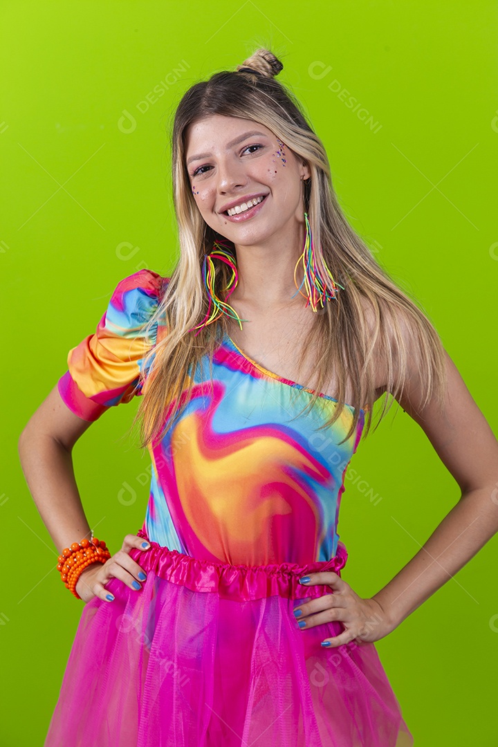 Linda mulher sorridente fantasiada para o carnaval.