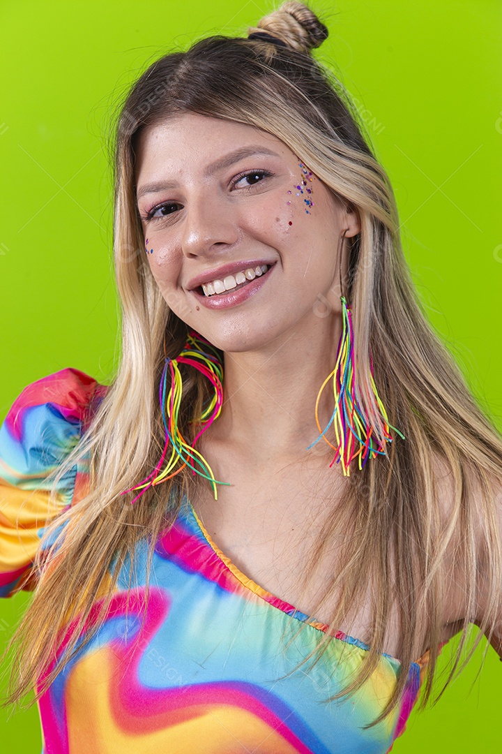 Mulher loira sorridente sobre um fundo isolado verde.