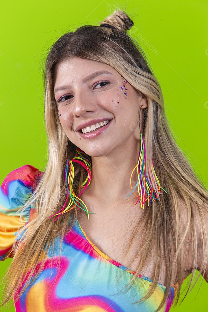 Mulher loira sorridente sobre um fundo isolado verde.