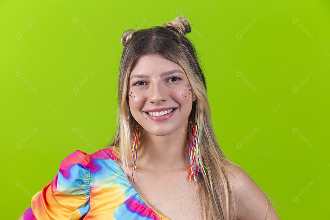 Mulher loira sorridente sobre um fundo isolado verde.