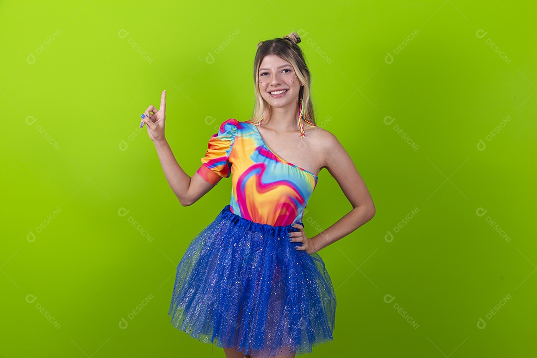 Linda mulher loira fantasiada para o carnaval sobre um fundo isolado verde.