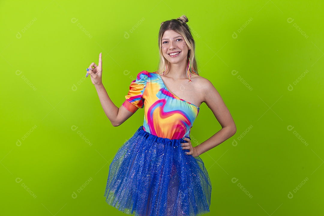 Linda mulher loira fantasiada para o carnaval sobre um fundo isolado verde.