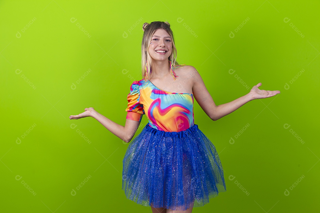 Linda mulher loira fantasiada para o carnaval sobre um fundo isolado verde.