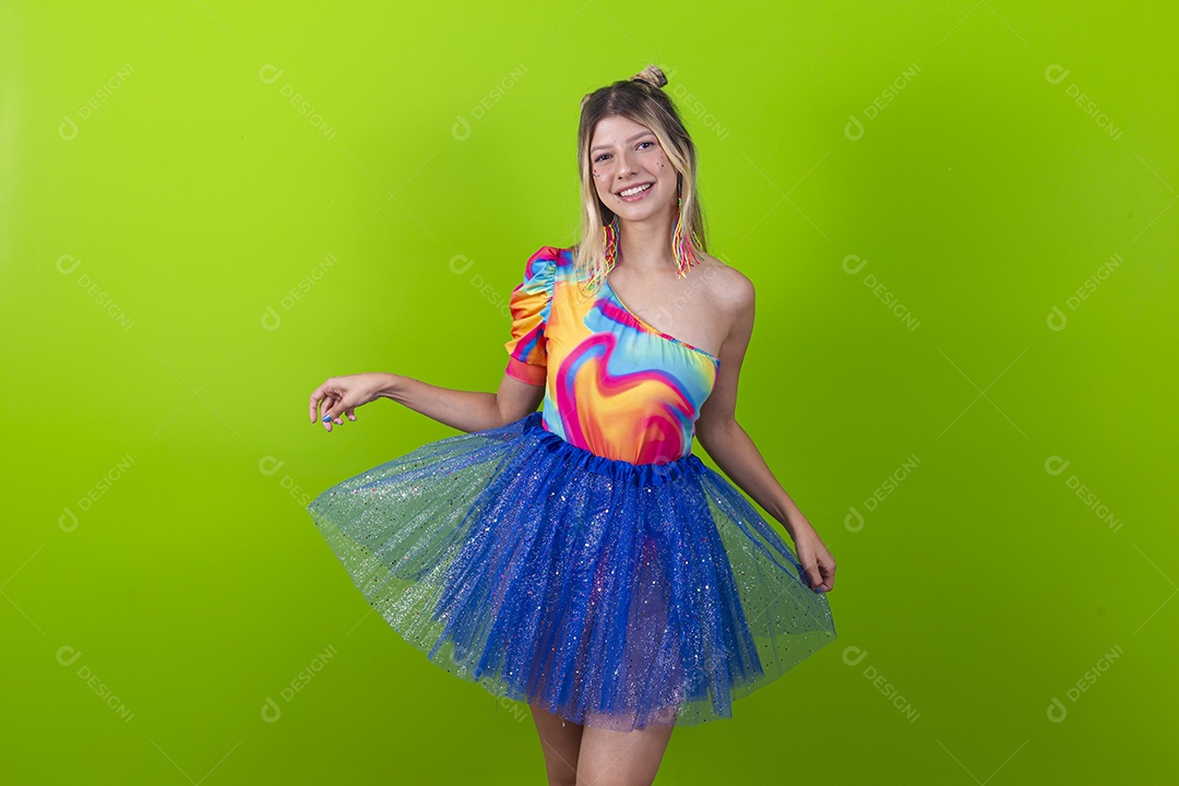 Linda mulher loira fantasiada para o carnaval sobre um fundo isolado verde.