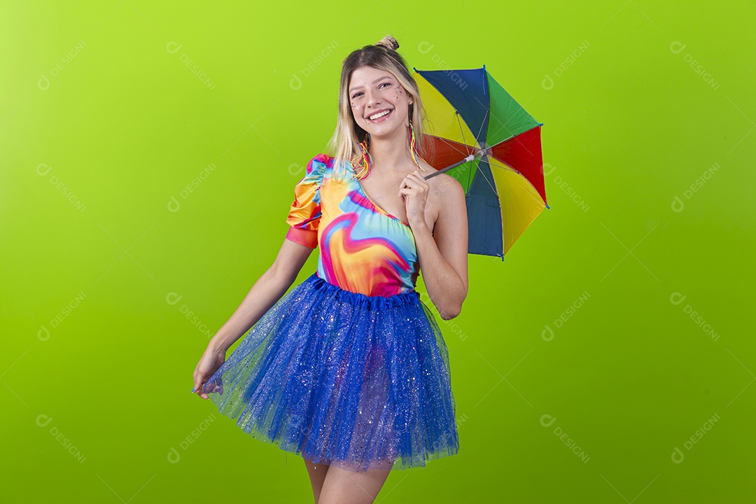 Linda mulher loira fantasiada para o carnaval estilo frevo.