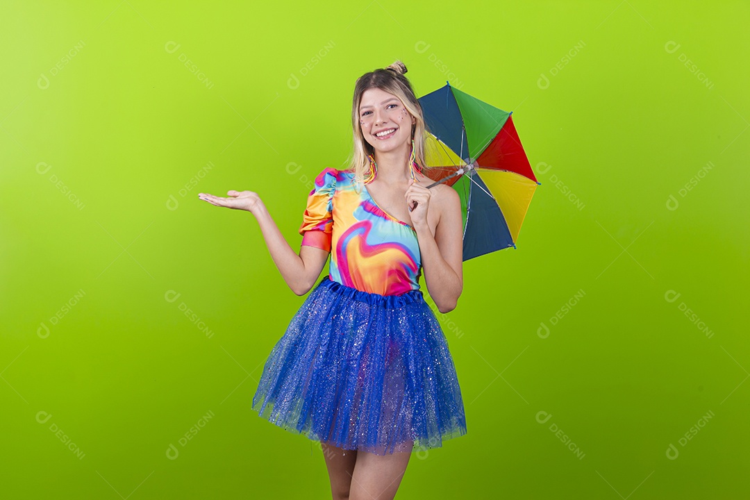 Linda mulher loira fantasiada para o carnaval estilo frevo.