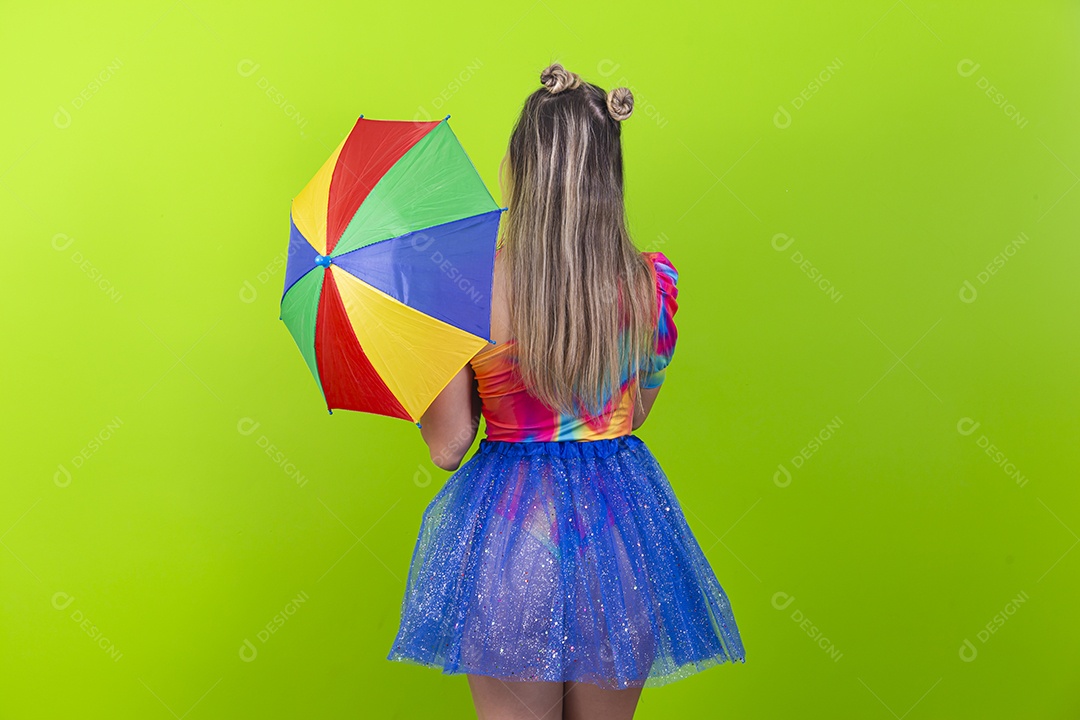 Linda mulher loira de costas fantasiada para o carnaval estilo frevo,