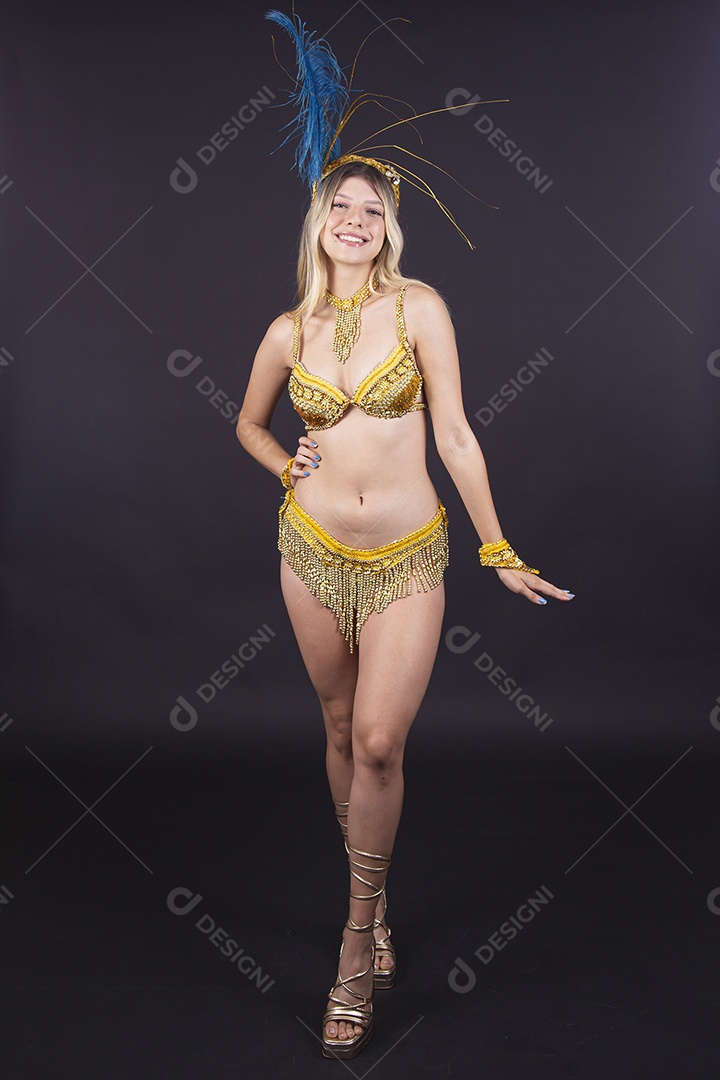 Linda passista fantasiada para o carnaval sobre um fundo isolado preto.