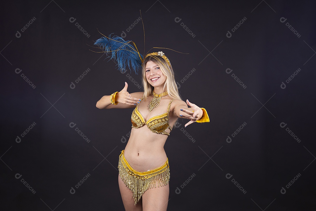 Linda passista loira fantasiada para o carnaval com uma linda tiara de pluma azul.